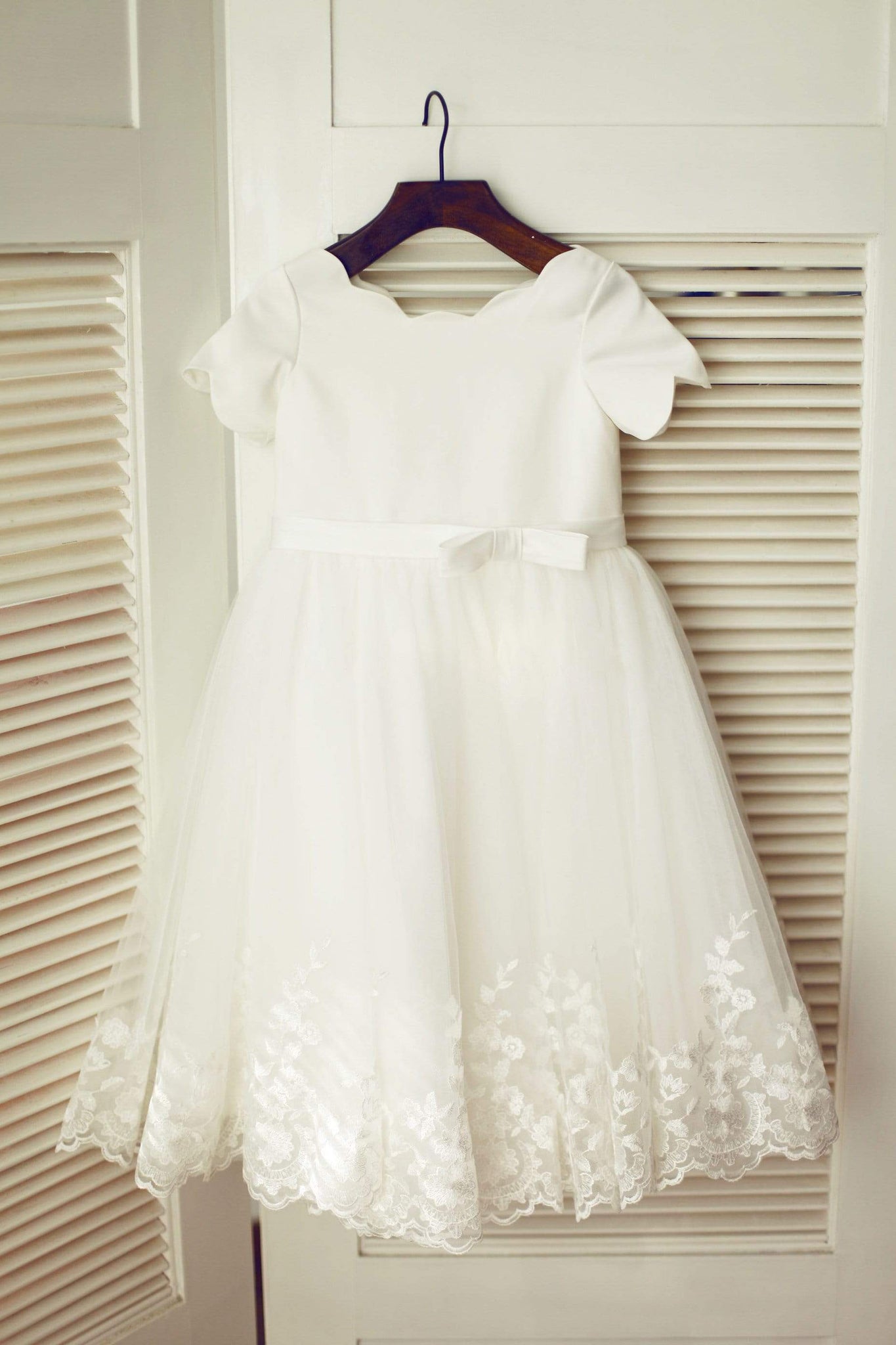 Ivory Satin Lace Tulle Wedding Flower Girl Dress with Short Sleeves